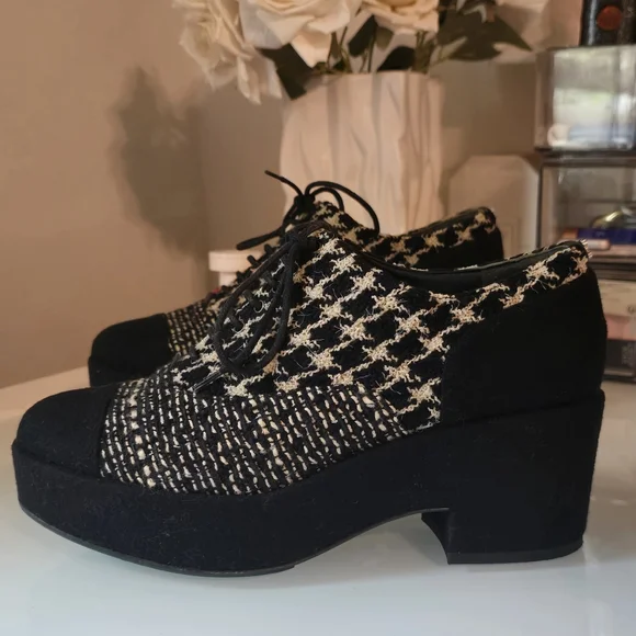 SOLD 💔 Chanel Tweed Lace Up Platform Oxford Shoes - Picture 13 of 17